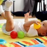 ¿Cómo detectar retrasos en el desarrollo psicomotor en niños menores de 2 años?